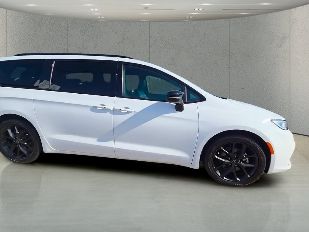 Used 2025 Chrysler Pacifica Limited FWD image 38