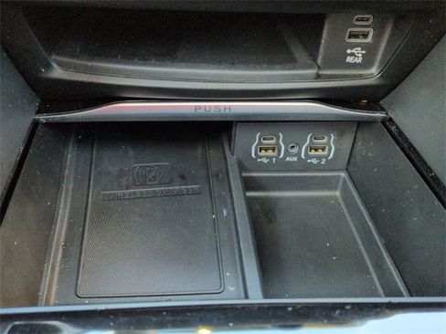 Used 2023 Chrysler Pacifica Limited w/ Uconnect Theater Family Group image 24