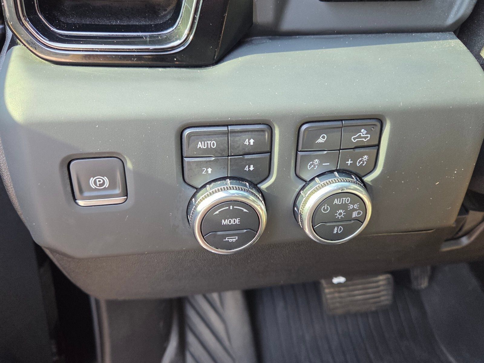 Used 2024 GMC Sierra 2500 AT4 w/ AT4 Premium Plus Package AWD/4WD image 27
