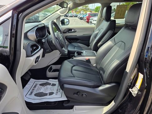 Used 2024 Chrysler Pacifica Touring-L AWD/4WD image 15