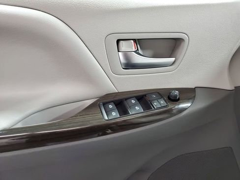 Used 2019 Toyota Sienna XLE image 25