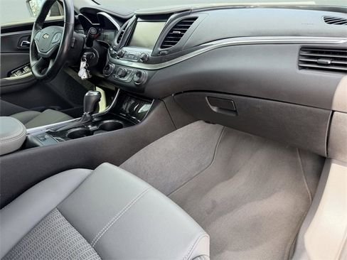 Used 2017 Chevrolet Impala LT w/ Convenience Package image 16