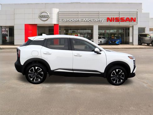 Used 2025 Nissan Kicks SV image 2