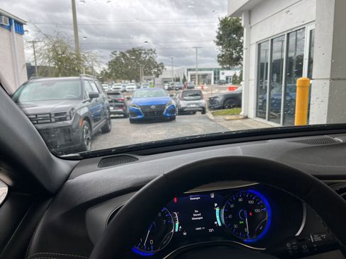 Used 2025 Chrysler Pacifica Limited image 36