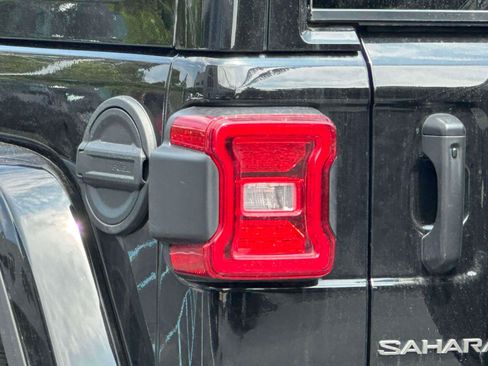 Used 2025 Jeep Wrangler Unlimited Sahara AWD/4WD image 9