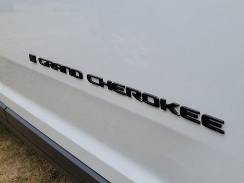 Used 2023 Jeep Grand Cherokee L Limited w/ Black Appearance Package AWD/4WD image 11