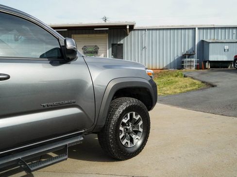 Used 2022 Toyota Tacoma TRD Off-Road w/ Technology Package image 12