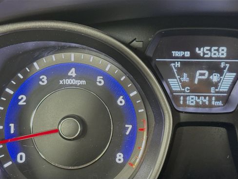 Used 2015 Hyundai Elantra SE w/ Option Group 02 FWD image 12