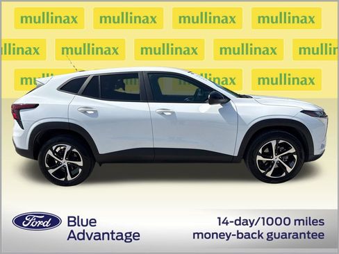 Used 2024 Chevrolet Trax RS w/ Driver Confidence Package FWD image 2