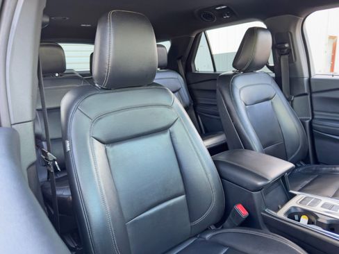 Used 2020 Ford Explorer XLT w/ Equipment Group 202A image 35
