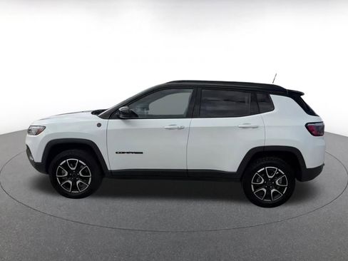 Used 2025 Jeep Compass Trailhawk image 8