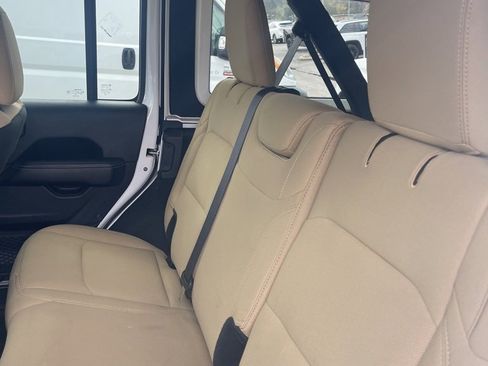 Used 2018 Jeep Wrangler Unlimited Sahara image 7