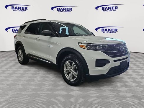 Used 2023 Ford Explorer XLT AWD/4WD image 3