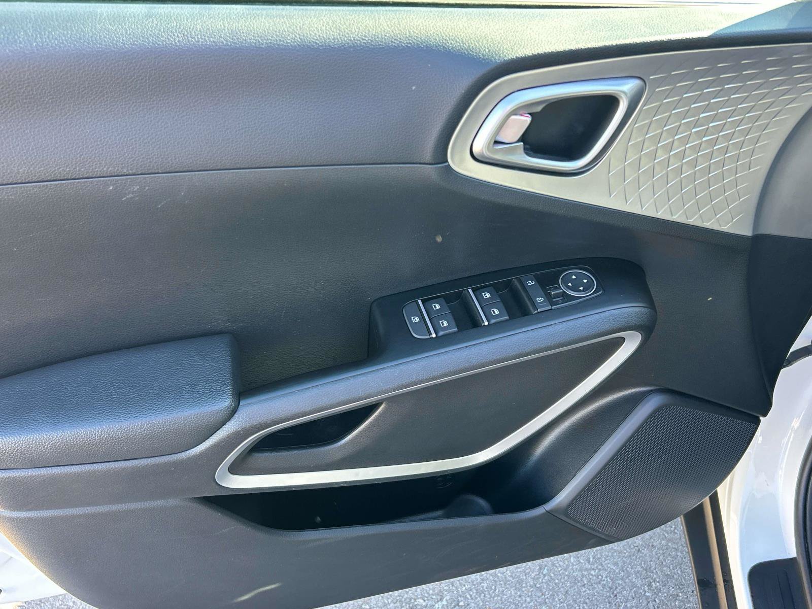 Used 2025 Kia Soul LX w/ LX Technology Package FWD image 22