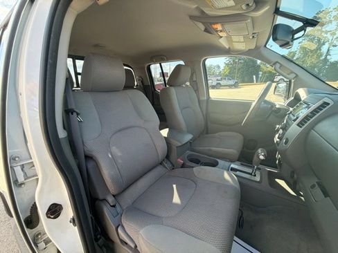 Used 2014 Nissan Frontier SV w/ SV Value Truck Package RWD image 16