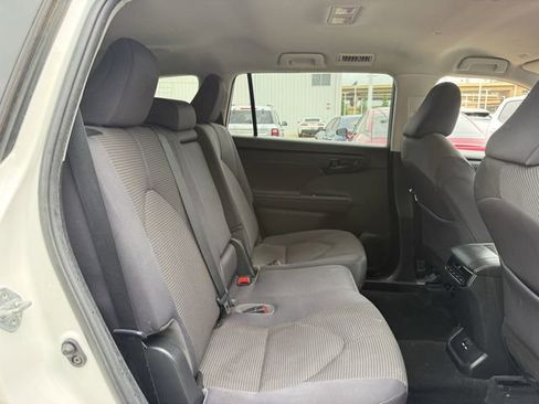 Used 2021 Toyota Highlander LE FWD image 31