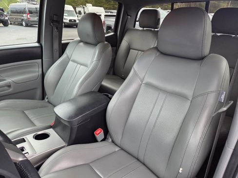 Used 2013 Toyota Tacoma PreRunner image 9