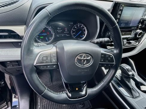 Used 2021 Toyota Highlander XLE AWD/4WD image 16