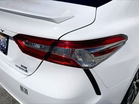 Used 2020 Toyota Camry SE w/ Sunroof Package FWD image 32