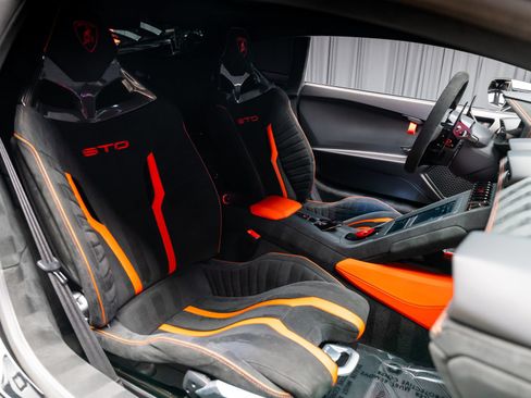 Used 2021 Lamborghini Huracan STO RWD image 71