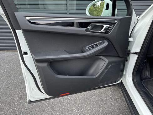 Certified 2025 Porsche Macan AWD/4WD image 14