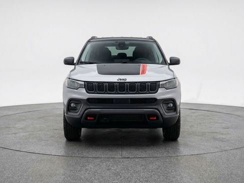 Used 2025 Jeep Compass Trailhawk image 2