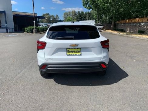 Used 2024 Chevrolet Trax LS w/ LS Convenience Package FWD image 4