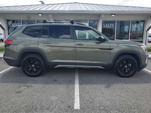 Used 2025 Volkswagen Atlas Peak Edition SE AWD/4WD image 9