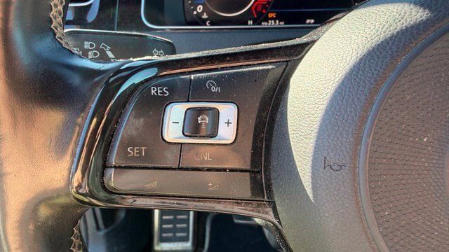 Used 2018 Volkswagen Golf R 4-Door AWD/4WD image 16