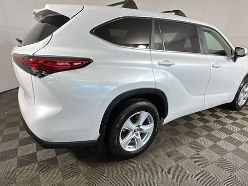Used 2023 Toyota Highlander L FWD image 2
