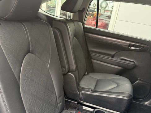 Used 2025 Toyota Highlander Platinum image 7