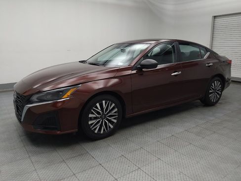 Used 2024 Nissan Altima 2.5 SV image 2