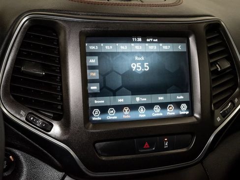 Used 2022 Jeep Cherokee Trailhawk AWD/4WD image 15