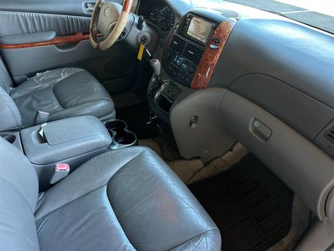 Used 2010 Toyota Sienna XLE image 16