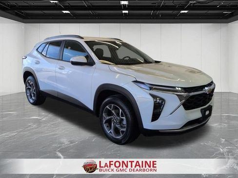 Used 2025 Chevrolet Trax LT FWD image 7