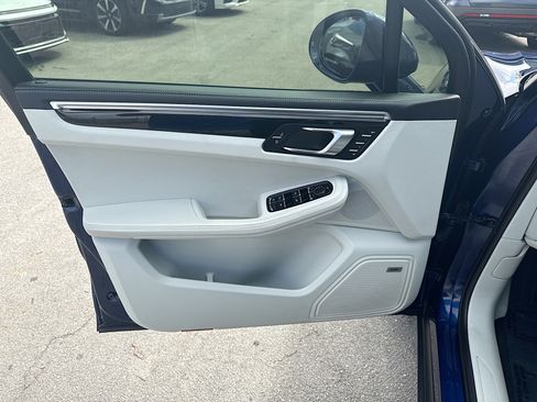 Used 2022 Porsche Macan w/ Premium Package Plus image 20