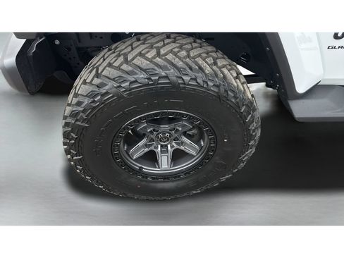 Used 2025 Jeep Gladiator Sport AWD/4WD image 23