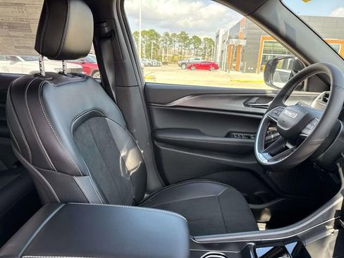 New 2025 Jeep Grand Cherokee Altitude image 23