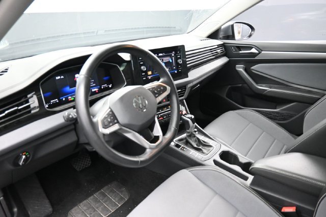 Used 2025 Volkswagen Jetta SE FWD image 13