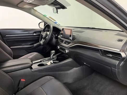 Used 2024 Nissan Altima 2.5 SV FWD image 11