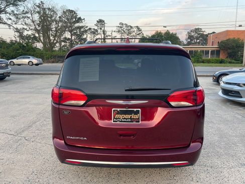 Used 2020 Chrysler Pacifica Touring-L image 6