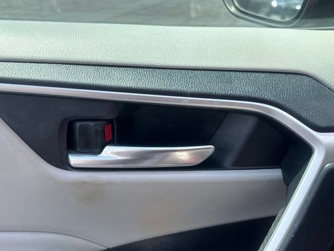 Used 2021 Toyota RAV4 XLE FWD image 8