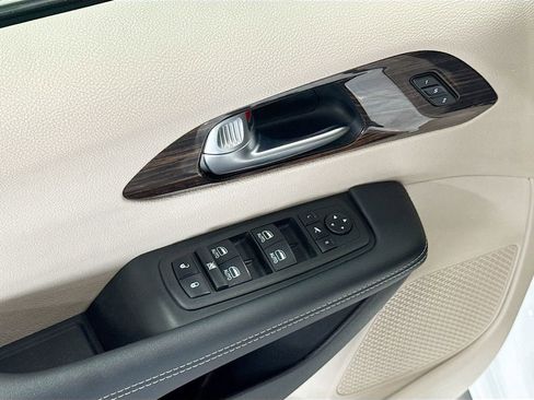 Used 2023 Chrysler Pacifica Limited image 11