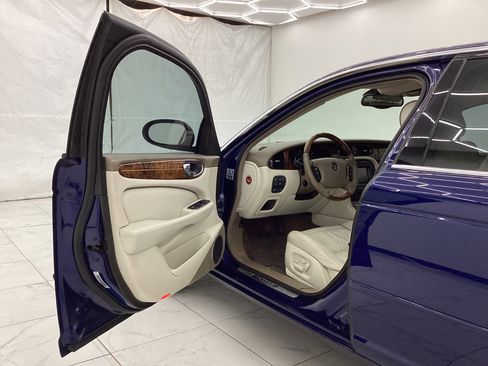 Used 2004 Jaguar XJ8 image 16