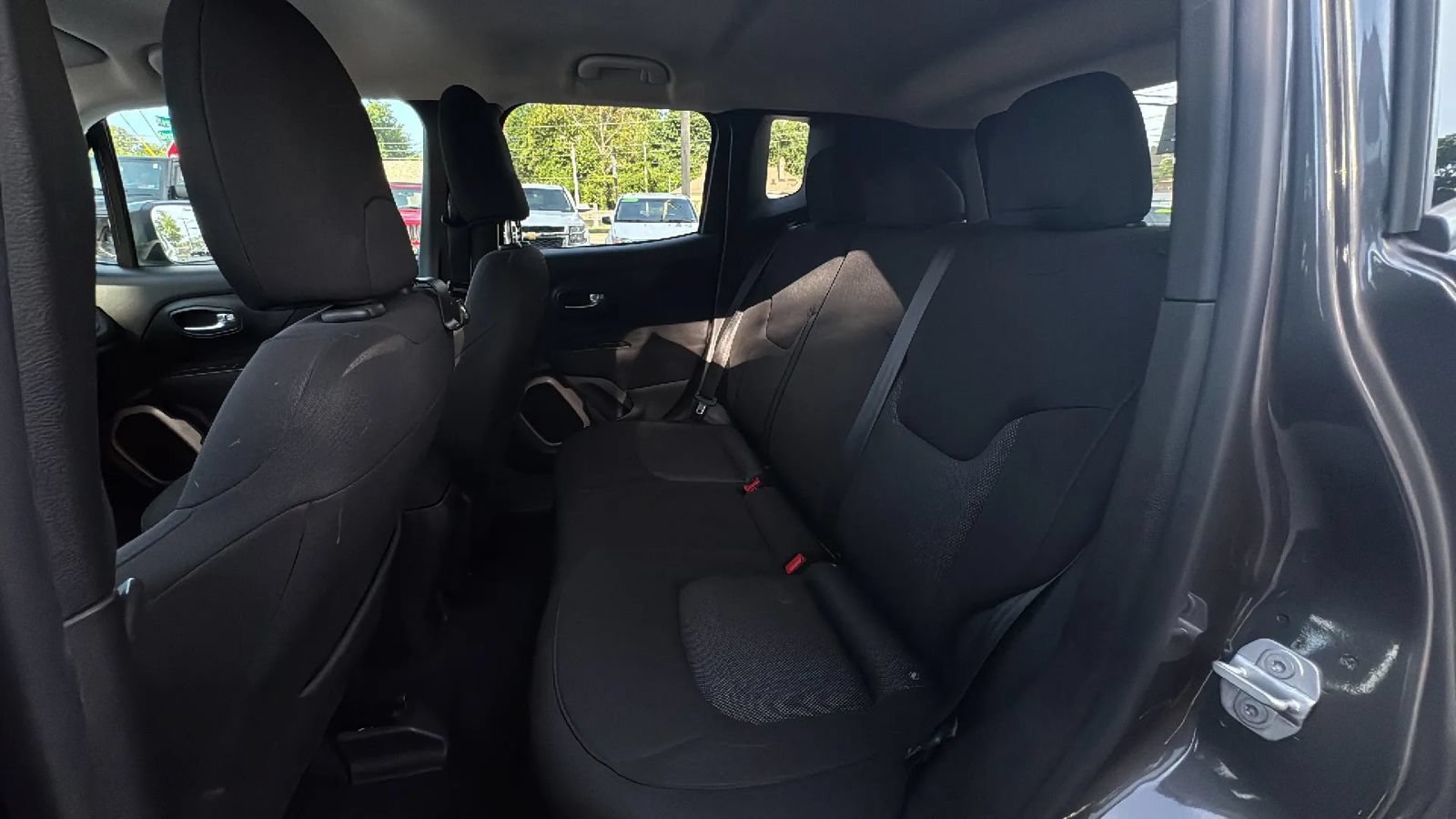 Used 2017 Jeep Renegade Latitude FWD image 18