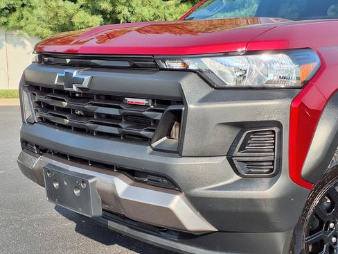 Used 2024 Chevrolet Colorado Trail Boss w/ Technology Package AWD/4WD image 2