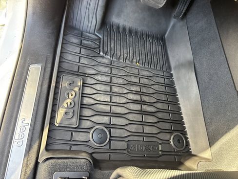 Used 2023 Jeep Grand Cherokee Overland w/ Luxury Tech Group IV image 27