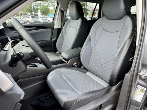 New 2025 Volkswagen Tiguan SE image 13