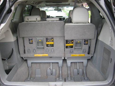 Used 2011 Toyota Sienna XLE w/ Premium Pkg FWD image 14