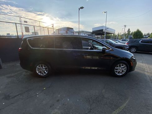 Used 2023 Chrysler Pacifica Touring-L FWD image 7